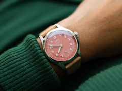 Oris Big Crown Pointer Date Calibre 403 Automatik Edelstahl 40mm rosa Zifferblatt braunes Lederband – Herrenuhren Uhr mit Datum aus Edelstahl und Leder. Das Gehäuse ist rund und silber. Das Lederarmband ist braun. Das Zifferblatt ist arabisch und rosa. – Ansicht 6