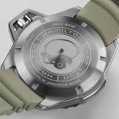 Hamilton Khaki Navy Frogman Automatic Edelstahl 46mm schwarzes Zifferblatt grünes Kautschukband – Herrenuhren Uhr ohne Datum aus Edelstahl und Kautschuk. Das Gehäuse ist rund und silber. Das Kautschuk / Kunststoff / Silikon Armband ist grün. Das Zifferblatt ist arabisch Index und schwarz. – Ansicht 4