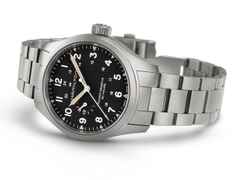 Hamilton Khaki Field Mechanical Power Reserve Handaufzug Edelstahl 40mm schwarzes Zifferblatt Metallband – Herrenuhren Uhr ohne Datum aus Edelstahl. Das Gehäuse ist rund und silber. Das Edelstahlarmband ist silber. Das Zifferblatt ist arabisch und schwarz. – Ansicht 4