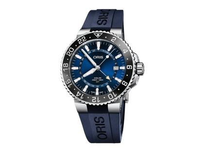 Herrenuhren Uhr mit Datum aus Edelstahl und Keramik. Das Gehäuse ist rund und silber. Das Kautschuk / Kunststoff / Silikon Armband ist blau. Das Zifferblatt ist ein Index in blau.