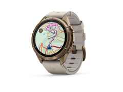 Garmin Fenix 9 Pro inReach Titan 43mm digitales Display graues Lederband – Herrenuhren Uhr Multifunktion aus Leder und Titan. Das Gehäuse ist rund und bronze. Das Lederarmband ist grau. Das Zifferblatt ist digital und schwarz. – Ansicht 2