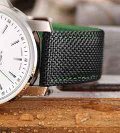 Mühle Glashütte 29er Big Edition Sachsen Automatik Edelstahl 42,4mm weißes Zifferblatt schwarzes Canvasband – Herrenuhren Uhr mit Datum aus Edelstahl und Leder. Das Gehäuse ist rund und silber. Das Textilarmband ist schwarz. Das Zifferblatt ist ein Index in weiß. – Ansicht 4