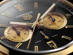 TAG Heuer Carrera Chronograph Automatik Gelbgold 42mm schwarzes Zifferblatt schwarzes Lederband – Herrenuhren Chronograph aus 750 Gelbgold und Leder. Das Gehäuse ist rund und gelbgold. Das Lederarmband Kroko / Alligator ist schwarz. Das Zifferblatt ist ein Index in schwarz. – Ansicht 3