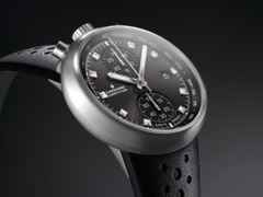 Junghans 1972 Competition Automatik Edelstahl 45x41mm schwarzes Zifferblatt schwarzes Lederband – Herrenuhren Chronograph aus Edelstahl. Das Gehäuse ist rund und silber. Das Lederarmband ist schwarz. Das Zifferblatt ist ein Index in schwarz. – Ansicht 2