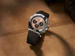 Breitling Chronomat B01 42 Automatik Edelstahl braunes Zifferblatt schwarzes Kautschukband – Herrenuhren Chronograph aus Edelstahl. Das Gehäuse ist rund und silber. Das Kautschuk / Kunststoff / Silikon Armband ist schwarz. Das Zifferblatt ist ein Index in bronze. – Ansicht 3