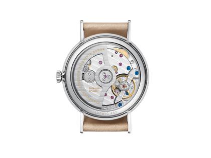 Nomos Glashütte Ludwig neomatik 36 Champagner Automatik Edelstahl beiges Zifferblatt beiges Lederband – Damenuhren Uhr ohne Datum aus Edelstahl. Das Gehäuse ist rund und silber. Das Lederarmband ist beige. Das Zifferblatt ist arabisch Index und beige. – Ansicht 3