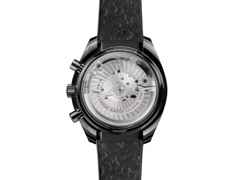 Omega Speedmaster Dark Side of the Moon Chronograph Automatik Keramik 44mm schwarzes Zifferblatt schwarzes Kautschukband – Herrenuhren Chronograph aus Keramik. Das Gehäuse ist rund und schwarz. Das Kautschuk / Kunststoff / Silikon Armband ist schwarz. Das Zifferblatt ist ein Index in schwarz. – Ansicht 2