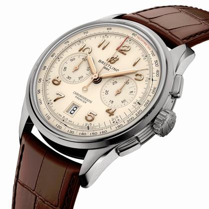 Breitling Premier B01 Chronograph 42 Edelstahl Automatik beigefarbenes Zifferblatt braunes Alligatorband – Herrenuhren Chronograph aus Edelstahl und Leder. Das Gehäuse ist rund und silber. Das Lederarmband Kroko / Alligator ist braun. Das Zifferblatt ist arabisch und beige. – Ansicht 2