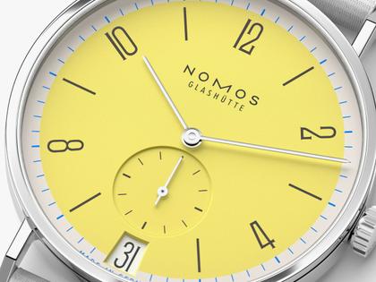Nomos Glashütte Tangente 38 Datum "175 Years Watchmaking - Kanari" Handaufzug Edelstahl gelbes Zifferblatt graues Textilband Glasboden – Herrenuhren Uhr mit Datum aus Edelstahl. Das Gehäuse ist rund und silber. Das Textilarmband ist grau. Das Zifferblatt ist arabisch Index und gelb. – Ansicht 4