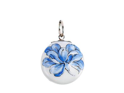 Meissen Boule Kugelanhänger "Tuberose Relief Blau" – Anhänger Anhänger ohne Besatz in weiß und aus 750 Weißgold und Porzellan.