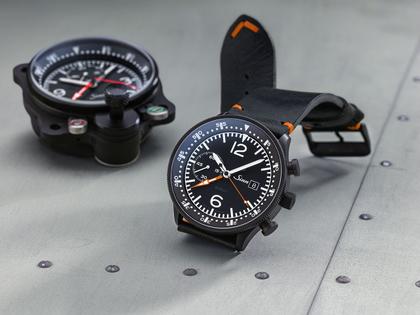 Sinn Spezialuhren 717 Bordchronograph Automatik Edelstahl 45mm schwarzes Zifferblatt schwarzes Silikonband – Herrenuhren Chronograph aus Edelstahl. Das Gehäuse ist rund und schwarz. Das Kautschuk / Kunststoff / Silikon Armband ist schwarz. Das Zifferblatt ist arabisch Index und schwarz. – Ansicht 2