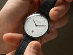 Sternglas Naos Edition Bauhaus III Quarz Edelstahl Schwarz-PVD 38mm weißes Zifferblatt schwarzes Lederband – Herrenuhren Uhr mit Datum aus Edelstahl, Leder und PVD beschichtet. Das Gehäuse ist rund und schwarz. Das Lederarmband ist schwarz. Das Zifferblatt ist arabisch Index und weiß. – Ansicht 7