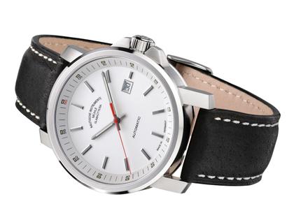 Mühle Glashütte 29er Big Automatik Edelstahl 42,4mm weißes Zifferblatt schwarzes Lederband – Herrenuhren Uhr mit Datum aus Edelstahl. Das Gehäuse ist rund und silber. Das Lederarmband ist schwarz. Das Zifferblatt ist ein Index in weiß. – Ansicht 2