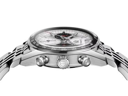 TAG Heuer Carrera Chronograph Automatik Edelstahl 39mm silberfarbenes Zifferblatt Metallband – Herrenuhren Chronograph aus Edelstahl und Keramik. Das Gehäuse ist rund und silber. Das Edelstahlarmband ist silber. Das Zifferblatt ist ein Index in silber. – Ansicht 4