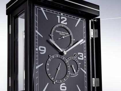 Erwin Sattler Tischuhr Metrica II silber schwarz – Großuhren Tischuhr aus . Das Gehäuse ist rechteckig und schwarz. Das Zifferblatt ist arabisch Index und schwarz. – Ansicht 2
