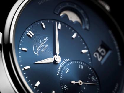 Glashütte Original PanoMaticLunar Automatik Edelstahl 40mm blaues Zifferblatt Metallband – Herrenuhren Uhr mit Datum aus Edelstahl. Das Gehäuse ist rund und silber. Das Edelstahlarmband ist silber. Das Zifferblatt ist ein Index in blau. – Ansicht 3