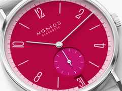 Nomos Glashütte Tangente 38 Datum "175 Years Watchmaking - Chili" Handaufzug Edelstahl pinkes Zifferblatt graues Textilband Glasboden – Herrenuhren Uhr mit Datum aus Edelstahl. Das Gehäuse ist rund und silber. Das Textilarmband ist grau. Das Zifferblatt ist arabisch Index und pink. – Ansicht 4