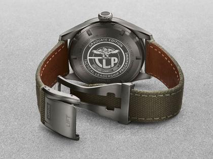 Oris Big Crown ProPilot Day Date TLP Limited Edition Automatik Edelstahl 44mm grünes Zifferblatt grünes Textilband – Herrenuhren Uhr mit Datum aus Edelstahl und PVD beschichtet. Das Gehäuse ist rund und anthrazit. Das Textilarmband ist grün. Das Zifferblatt ist arabisch und grün. – Ansicht 2