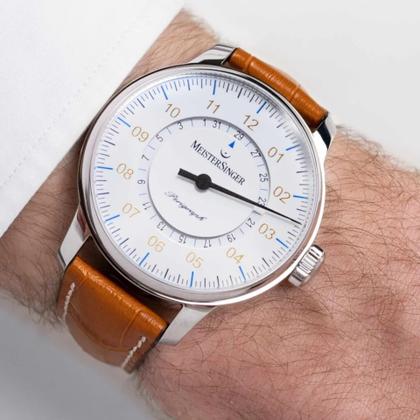 MeisterSinger Perigraph weiß mit Gold, 43mm – Herrenuhren Uhr mit Datum aus Edelstahl. Das Gehäuse ist rund und silber. Das Lederarmband ist braun. Das Zifferblatt ist arabisch und weiß. – Ansicht 2