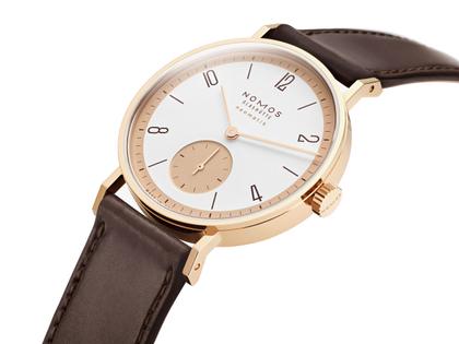 Nomos Glashütte Tangente Roségold neomatik 175 Years of Watchmaking Glashütte Automatik 35mm weißes Zifferblatt braunes Lederband – Damenuhren Uhr ohne Datum aus 750 Rotgold. Das Gehäuse ist rund und roségold. Das Lederarmband ist braun. Das Zifferblatt ist arabisch Index und silber. – Ansicht 2