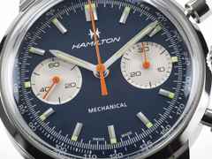 Hamilton American Classic Intra-Matic Chronograph H Handaufzug Edelstahl 40mm blaues Zifferblatt braunes Lederband – Herrenuhren Chronograph aus Edelstahl. Das Gehäuse ist rund und silber. Das Lederarmband ist braun. Das Zifferblatt ist ein Index in blau. – Ansicht 4