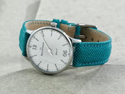 MeisterSinger Yaara Quarz Edelstahl 36mm silbernes Zifferblatt blaues Textilband – Damenuhren Uhr ohne Datum aus Edelstahl. Das Gehäuse ist rund und silber. Das Textilarmband ist blau. Das Zifferblatt ist arabisch Index und silber. – Ansicht 3