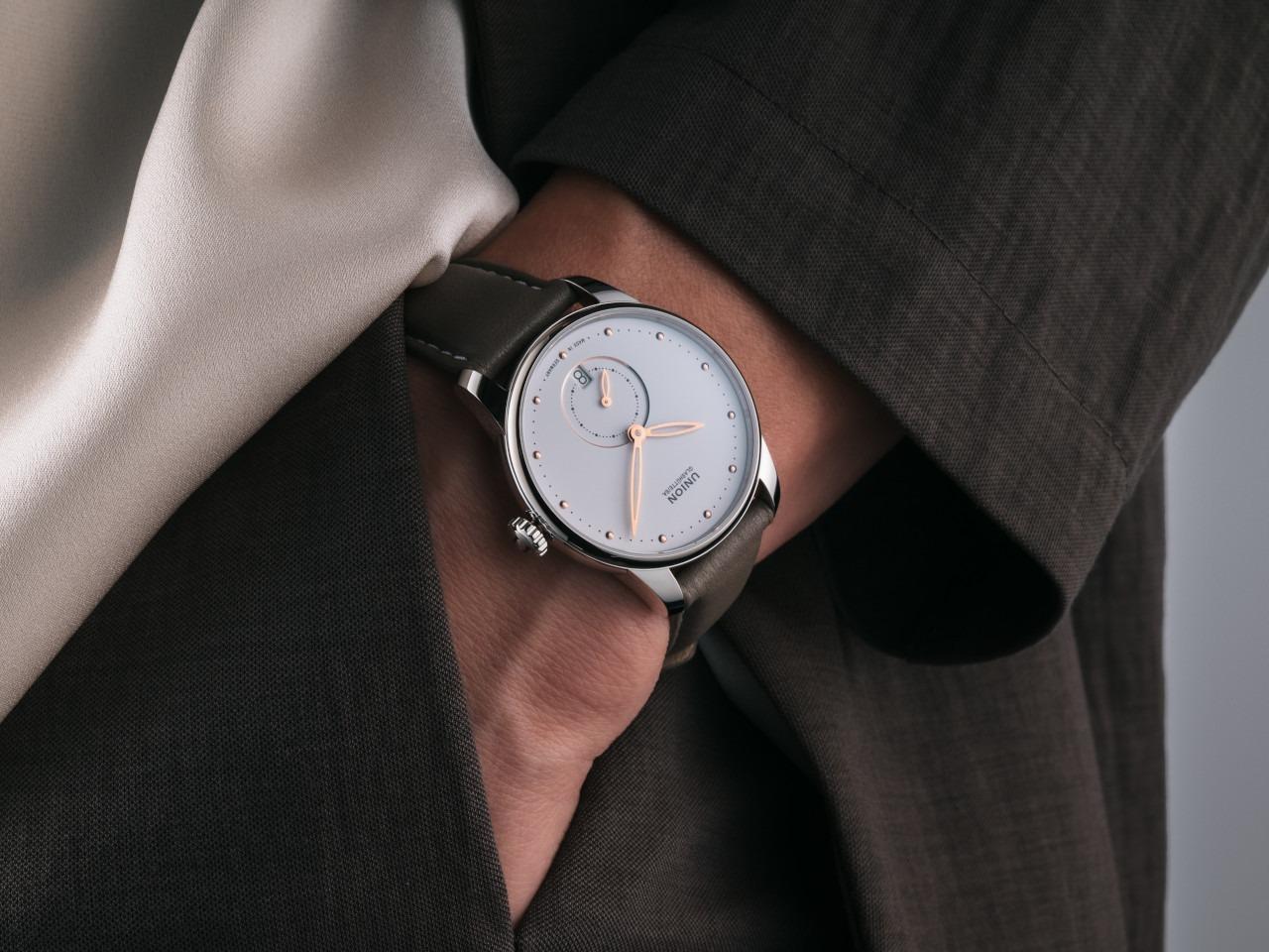 Union Glashütte Seris Automatik Edelstahl 36mm weißes Zifferblatt braunes Lederband – Damenuhren Uhr mit Datum aus Edelstahl und Leder. Das Gehäuse ist rund und silber. Das Lederarmband ist braun. Das Zifferblatt ist ein Index in weiß. – Ansicht 3