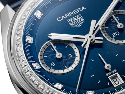 TAG Heuer Carrera Chronograph Automatik Edelstahl 39mm blaues Zifferblatt mit Diamanten blaues Lederband – Herrenuhren Chronograph aus Edelstahl. Das Gehäuse ist rund und silber. Das Lederarmband Kroko / Alligator ist blau. Das Zifferblatt ist ein Index in blau. – Ansicht 4