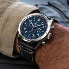 Breitling Super Avi B04 Chronograph GMT 46 Tribute to Vought F4U Corsair Automatik Edelstahl blaues Zifferblatt schwarzes Lederband – Herrenuhren Chronograph aus Edelstahl. Das Gehäuse ist rund und silber. Das Lederarmband ist schwarz. Das Zifferblatt ist arabisch und blau. – Ansicht 5