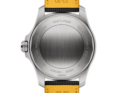 Breitling Avenger GMT 44 Automatik Edelstahl schwarzes Zifferblatt schwarzes Lederband – Herrenuhren Uhr mit Datum aus Edelstahl und Leder. Das Gehäuse ist rund und silber. Das Lederarmband ist schwarz. Das Zifferblatt ist ein Index in schwarz. – Ansicht 4