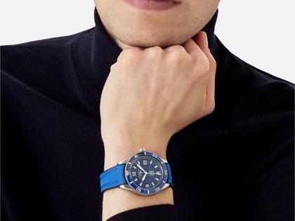 Montblanc 1858 Iced Sea Automatic Date blau Kautschukband – Herrenuhren Uhr mit Datum aus Edelstahl und Keramik. Das Gehäuse ist rund und silber. Das Kautschuk / Kunststoff / Silikon Armband ist blau. Das Zifferblatt ist arabisch Index und blau. – Ansicht 4