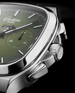 Glashütte Original Seventies Chronograph Panoramadatum Automatik Edelstahl 40mm Fab Green Metallband – Herrenuhren Chronograph aus Edelstahl. Das Gehäuse ist quadratisch und silber. Das Edelstahlarmband ist silber. Das Zifferblatt ist ein Index in grün. – Ansicht 3