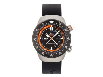 Sinn Spezialuhren EZM 12 Einsatzzeitmesser für Luftrettungsdienst Automatik Edelstahl 44mm schwarzes Zifferblatt schwarzes Kautschukband – Herrenuhren Uhr ohne Datum aus Edelstahl und PVD beschichtet. Das Gehäuse ist rund und silber. Das Kautschuk / Kunststoff / Silikon Armband ist schwarz. Das Zifferblatt ist ein Index in schwarz.