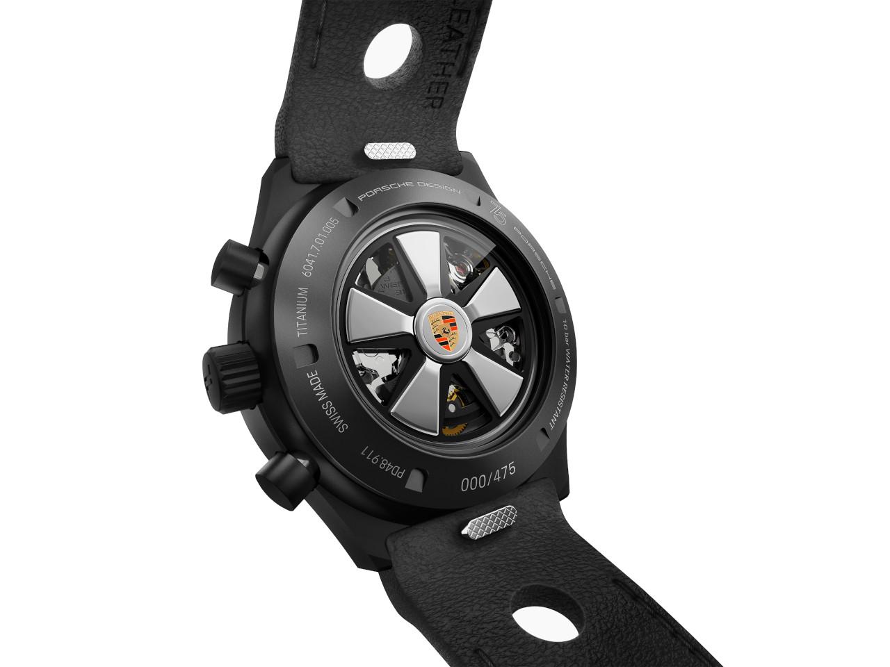 Porsche Design Chronograph 1 - 75Y Sports Car Limited Edition – Herrenuhren Chronograph aus Titan und Titancarbid beschichtet. Das Gehäuse ist rund und schwarz. Das Lederarmband ist schwarz. Das Zifferblatt ist ein Index in schwarz. – Ansicht 4