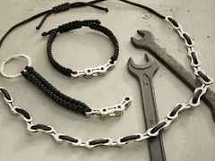 Juwelier Roller | Atelier BikeChains Fahrradketten-Halskette mit schwarzem Textilband – Halsschmuck Collier in schwarz und aus Titan. – Ansicht 3