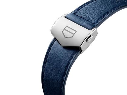 TAG Heuer Monaco Chronograph x Gulf Automatik Edelstahl 39mm blaues Zifferblatt blaues Lederband – Herrenuhren Chronograph aus Edelstahl. Das Gehäuse ist quadratisch und silber. Das Lederarmband ist blau. Das Zifferblatt ist ein Index in blau. – Ansicht 5