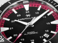 Hamilton Khaki Navy Scuba Auto Edelstahl 40mm schwarzes Zifferblatt pinkes Kautschukband – Herrenuhren Uhr mit Datum aus Edelstahl und Kautschuk. Das Gehäuse ist rund und silber. Das Kautschuk / Kunststoff / Silikon Armband ist pink. Das Zifferblatt ist arabisch Index und schwarz. – Ansicht 3