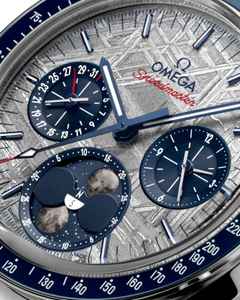 Omega Speedmaster Mondphase Chronograph Handaufzug Edelstahl 43mm graues Zifferblatt Metallband – Herrenuhren Chronograph aus Edelstahl und Titan. Das Gehäuse ist rund und silber. Das Edelstahlarmband ist silber. Das Zifferblatt ist ein Index in grau. – Ansicht 3