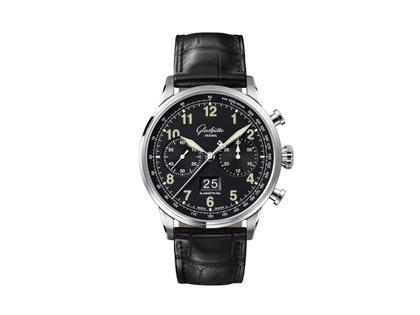 Glashütte Original Senator Chronograph Navigator Automatik Edelstahl 41mm schwarzes Zifferblatt  schwarzes Lederband – Herrenuhren Chronograph aus Edelstahl. Das Gehäuse ist rund und silber. Das Lederarmband ist schwarz. Das Zifferblatt ist arabisch und schwarz.