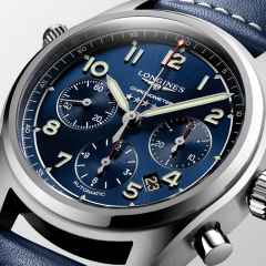 Longines Spirit Chronograph Automatik Edelstahl 42mm blaues Zifferblatt blaues Lederband – Herrenuhren Chronograph aus Edelstahl. Das Gehäuse ist rund und silber. Das Lederarmband ist blau. Das Zifferblatt ist arabisch Index und blau. – Ansicht 4