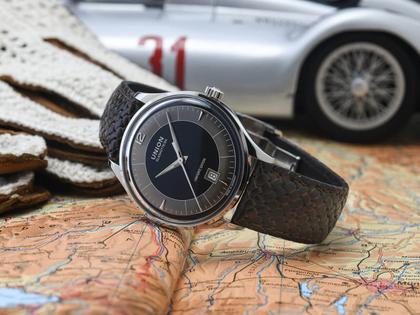 Union Glashütte Noramis Datum Deutschland Klassik 2020 Limitierte Edition Automatik Edelstahl 40mm schwarzes Zifferblatt braunes Lederband – Herrenuhren Uhr mit Datum aus Edelstahl. Das Gehäuse ist rund und silber. Das Lederarmband ist braun. Das Zifferblatt ist arabisch Index und grau. – Ansicht 2