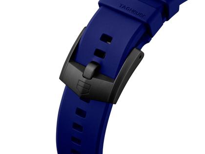 TAG Heuer Formula 1 Solargraph Quarz Kunststoff 38mm weißes Zifferblatt blaues Kautschukband – Herrenuhren Uhr mit Datum aus Edelstahl und Kunststoff. Das Gehäuse ist rund und schwarz. Das Kautschuk / Kunststoff / Silikon Armband ist blau. Das Zifferblatt ist ein Index in weiß. – Ansicht 3