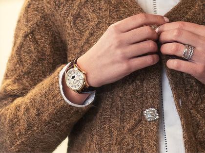 Frederique Constant Classics Elegance Luna Automatik Edelstahl 36mm weißes Zifferblatt braunes Lederband – Damenuhren Uhr ohne Datum aus Edelstahl, Leder und PVD beschichtet. Das Gehäuse ist rund und silber. Das Lederarmband ist braun. Das Zifferblatt ist arabisch und weiß. – Ansicht 7