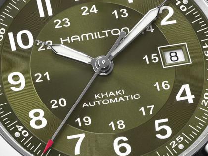 Hamilton Khaki Field Automatik Edelstahl 38mm grünes Zifferblatt Metallband – Herrenuhren Uhr ohne Datum aus Edelstahl. Das Gehäuse ist rund und silber. Das Edelstahlarmband ist silber. Das Zifferblatt ist arabisch und grün. – Ansicht 3