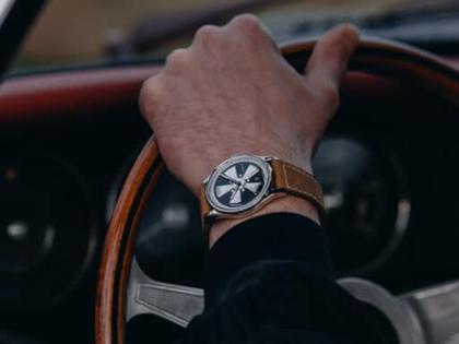 Union Glashütte Noramis Datum Deutschland Klassik 2023 Limitierte Edition Automatik Edelstahl 40mm Felgendesign Zifferblatt braunes Lederband – Herrenuhren Uhr mit Datum aus Edelstahl. Das Gehäuse ist rund und silber. Das Lederarmband ist braun. Das Zifferblatt ist ohne Zeichen und schwarz. – Ansicht 3