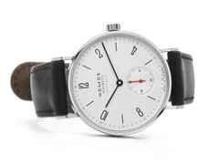 Nomos Glashütte Tangente 35 neomatik Automatik Edelstahl 35mm weißes Zifferblatt schwarzes Lederband – Damenuhren Uhr ohne Datum aus Edelstahl. Das Gehäuse ist rund und silber. Das Lederarmband ist schwarz. Das Zifferblatt ist arabisch Index und silber. – Ansicht 3