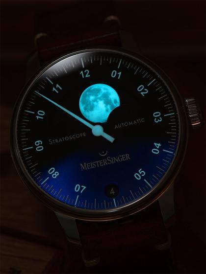MeisterSinger Stratoscope Automatik Edelstahl blaues Zifferblatt braunes Lederband – Herrenuhren Uhr mit Datum aus Edelstahl. Das Gehäuse ist rund und silber. Das Lederarmband ist braun. Das Zifferblatt ist arabisch Index und blau. – Ansicht 3