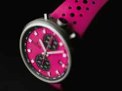 Junghans 1972 Competition Pink Edition Automatik Edelstahl 43mm pinkes Zifferblatt pinkes Lederband – Herrenuhren Chronograph aus Edelstahl und Leder. Das Gehäuse ist oval und silber. Das Lederarmband ist pink. Das Zifferblatt ist ein Index in pink. – Ansicht 2
