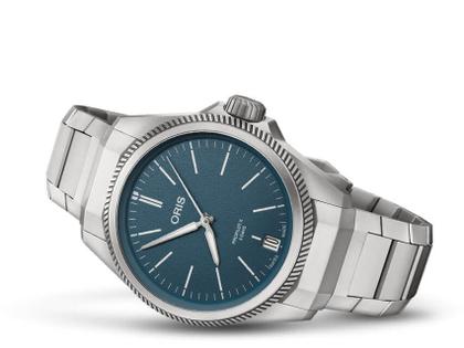Oris Pro Pilot X Calibre 400 Automatik Titan 39mm blaues Zifferblatt Metallband – Herrenuhren Uhr mit Datum aus Titan. Das Gehäuse ist rund und silber. Das Titanarmband ist silber. Das Zifferblatt ist ein Index in blau. – Ansicht 5