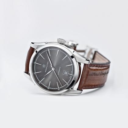 Hamilton American Classic Spirit of Liberty Auto Edelstahl graues Zifferblatt braunes Lederband – Herrenuhren Uhr mit Datum aus Edelstahl. Das Gehäuse ist rund und silber. Das Lederarmband ist braun. Das Zifferblatt ist arabisch Index und grau. – Ansicht 2